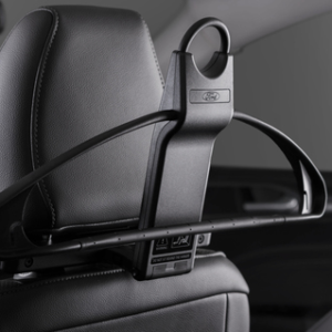 Mat črno obešalo za plašče